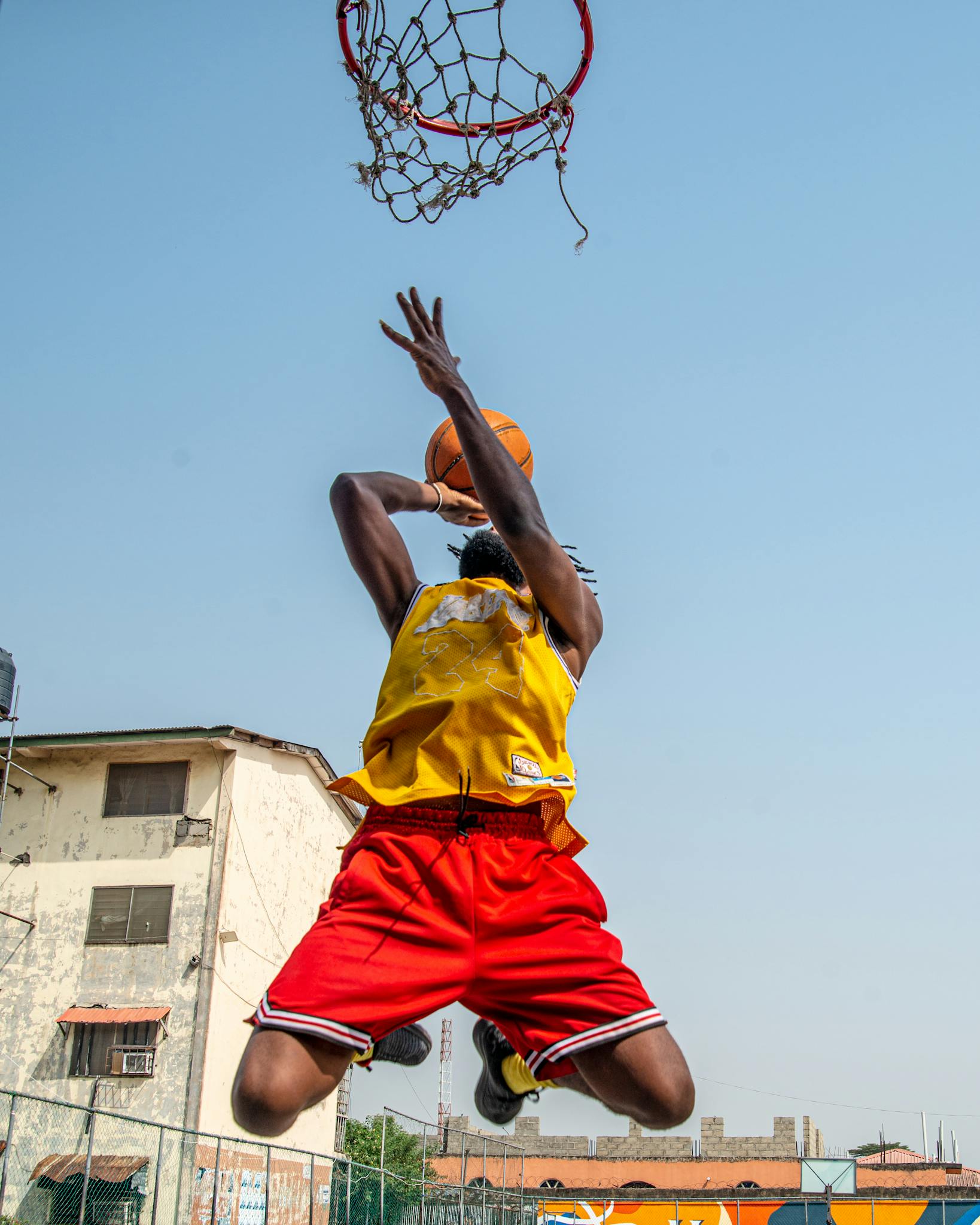 Basketballer dunking on a Midair